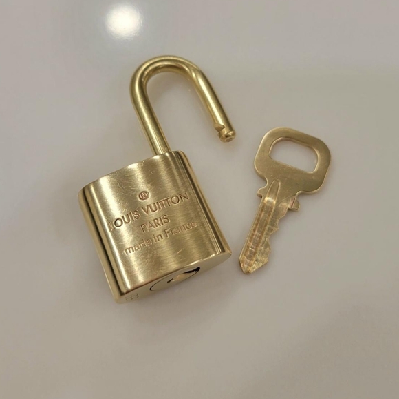 💯 Authentic Louis Vuitton Lock and Key Gold Brass - Picture 5 of 6